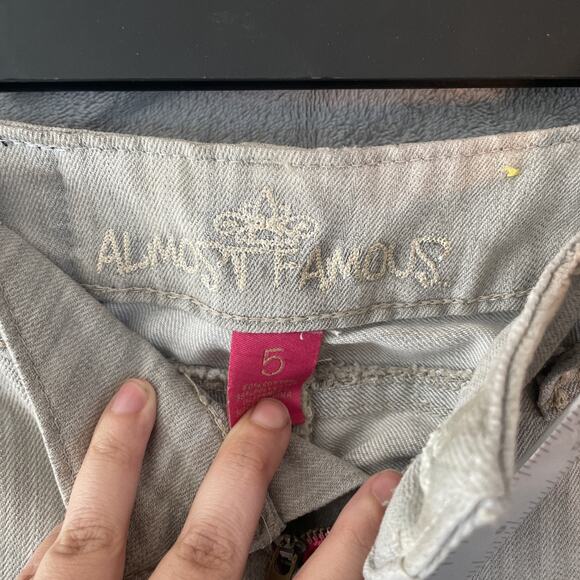 Almost Famous Vintage Y2K Low Rise Capri Jeans Women's Size 5 Rhinestones Bling - Picture 10 of 13